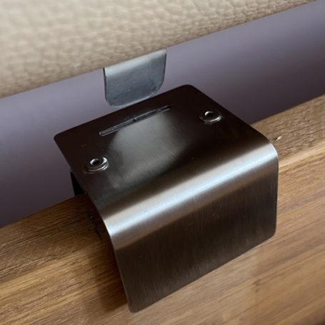 Bettrahmenhalterung für eine werkzeuglose Montage des Bettkopfteils auf den Bettrahmen. Die Halterung wird auf den Bettrahmen gesteckt.