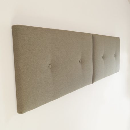 Wandhalterung Vertikal: Das Bettkopfteil hängt vertikal an einer Wand.