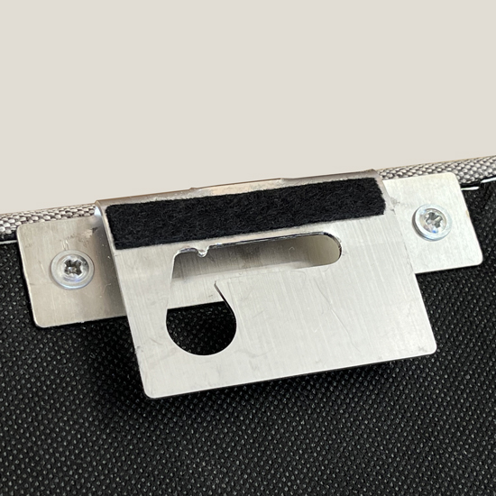 Wandhalterung für eine Montage des Bettkopfteils an der Wand.