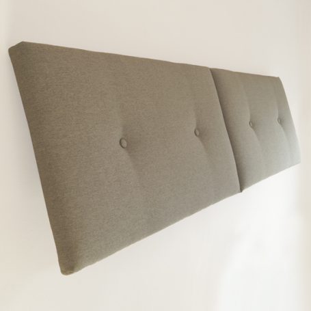 Wandhalterung Flexibel: Das Bettkopfteil hängt an einer Wand und die Neigung ist verstellbar.