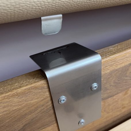 Schraubbare Bettrahmenhalterung für eine Montage des Bettkopfteils auf den Bettrahmen. Die Halterung wird auf den Bettrahmen geschraubt.