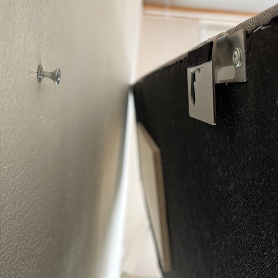 Bettkopfteil wird an die Wand gehängt.