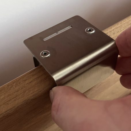 Bettrahmenhalterung wird auf Bettkopfteil gesteckt