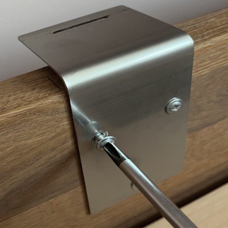 Bettkopfteilhalterung für Bettrahmen wird festgeschraubt mit einem Kreuzschlitz-Schraubendreher