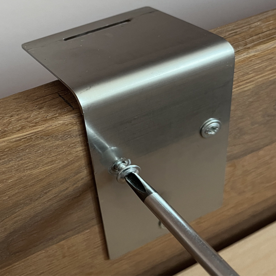 Bettkopfteilhalterung für Bettrahmen wird festgeschraubt mit einem Kreuzschlitz-Schraubendreher